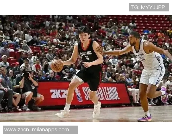 埃奇库姆高空起飞挑战米切罗虽未成功却成功造成犯规 埃奇库姆高空起飞挑战米切罗虽未成功却成功造成犯规